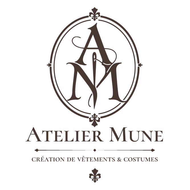 Logo Atelier Mune, une lettre A ce trouve au dessus d'une lettre M, en leur centre une aiguille, le logo est encadré et orné de deux fleurs de lys. Dessous il y a écrit Atelier Mune création de vêtements &amp; costumes